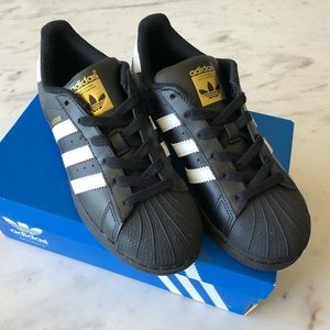 Black Superstar Adidas - Brand New size 4.5